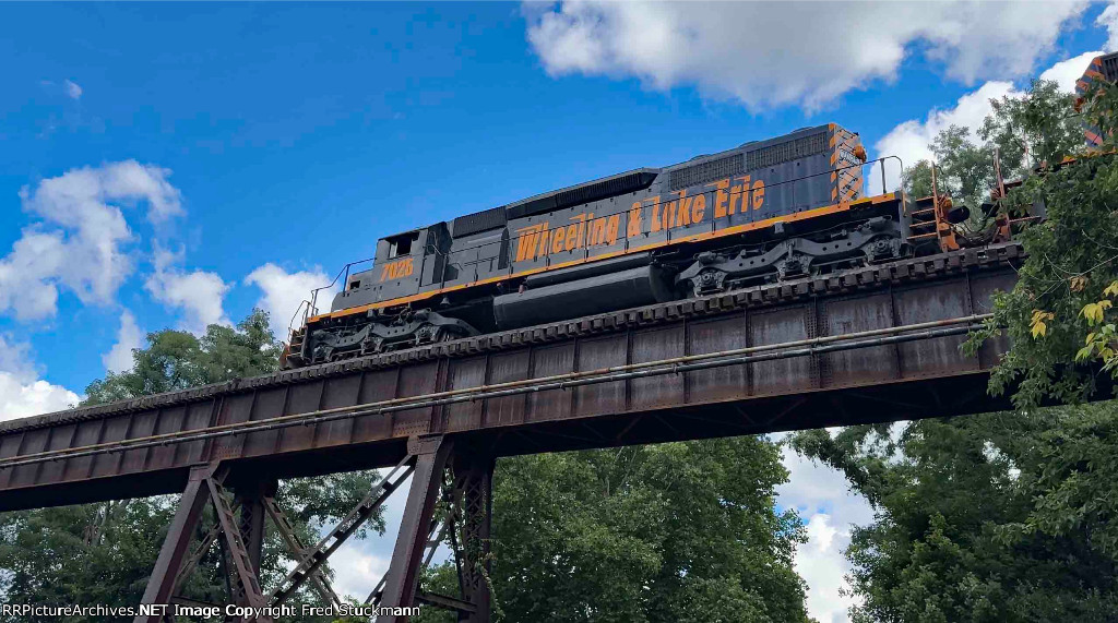 WE 7025 steps out onto the Cascade Locks Trestle.